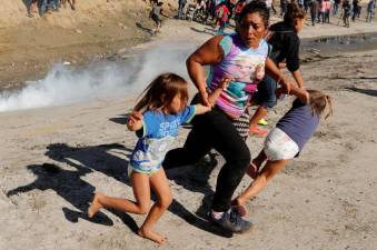 “Avalancha” de migrantes leva EUA a fechar fronteira com México