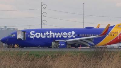 Avaria num Boeing 737 força aterragem de emergência em Filadélfia e faz ferido grave