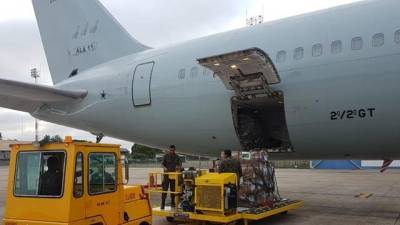 Avião com ajuda humanitária do Brasil para a Venezuela chega a Roraima