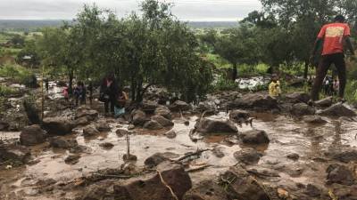 Avião da ONU entrega alimentos para vítimas de ciclone no centro de Moçambique