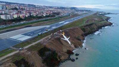 Avião sai da pista e fica à beira do mar na Turquia