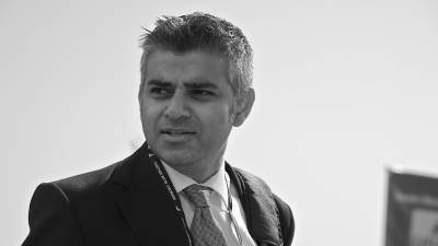 Balão com presidente da câmara de Londres em biquíni vai sobrevoar  Parlamento britânico