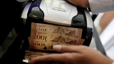 Bancos venezuelanos fortemente vigiados no primeiro dia de recolha de notas