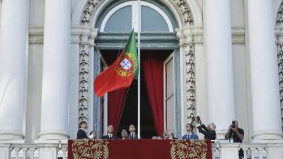 Bandeira a meia haste e silêncio marcam cerimónia em Lisboa