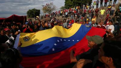 Bandeira hasteada na fronteira com o Brasil por apoiantes de Maduro