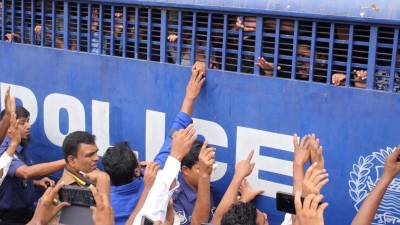 Bangladesh condena 16 pessoas à morte por queimarem viva denunciante de assédio sexual