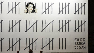 Banksy pinta mural em Nova Iorque em protesto contra detenção de artista turca