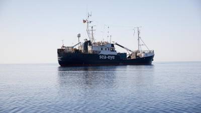 Barco com 65 migrantes impedido de atracar em Lampedusa dirige-se para Malta, que recusa-se a recebê-lo