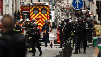 Barricado em Paris faz pelo menos dois reféns