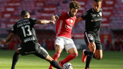 Benfica perde em casa com Santa Clara e pode ver FC Porto fugir na liderança
