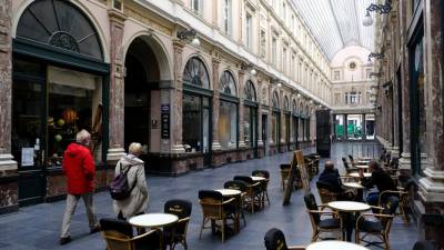 Bélgica reduz em 17% média de casos diários e para metade o de mortes