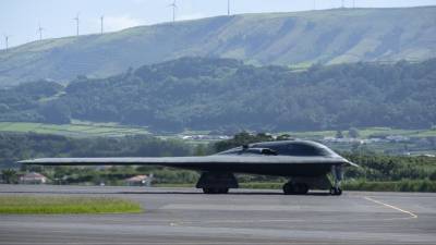 Bombardeiro furtivo B2 da Força Aérea norte-americana reabastece na base das Lajes