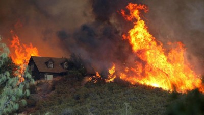Bombeiros combatem fogos florestais nos estados de Utah e Califórnia