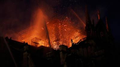 Bombeiros de Paris temem não conseguir travar a propagação das chamas na catedral de Notre Dame
