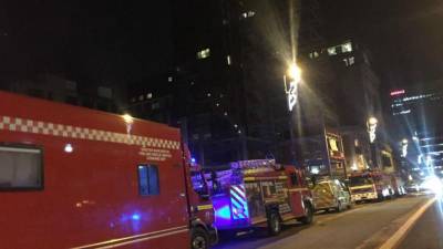 Bombeiros dão por controlado incêndio em prédio de doze andares em Manchester
