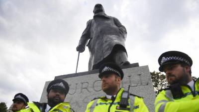 Boris Johnson considera “vergonhosas” ameaças a estátua de Winston Churchill
