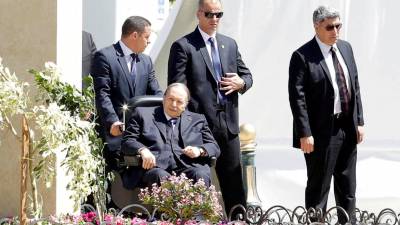 Bouteflika renuncia às presidenciais, adia eleições, muda governo e anuncia nova Constituição para a Argélia