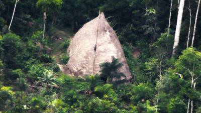 Brasil divulga fotos de tribo de índios isolados na fronteira com o Peru