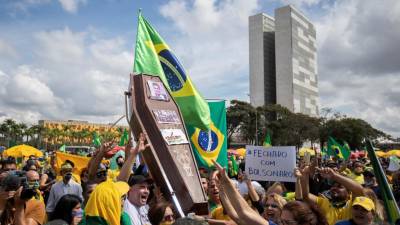 Brasileiros protestam contra e a favor de Bolsonaro em várias cidades