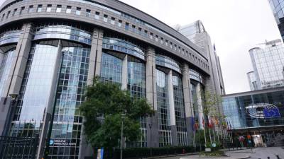 Bruxelas lamenta anúncio de retirada dos EUA do tratado de armas