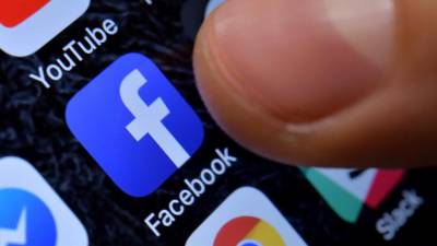 Bruxelas reconhece esforços de Facebook, Google e Twitter para combater as notícias falsas
