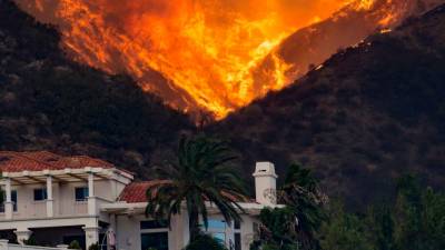 Califórnia em estado de alerta devido a fortes incêndios