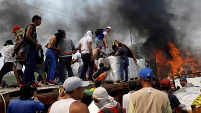 Camiões com ajuda humanitária incendiados na fronteira com Colômbia