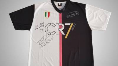 Camisola assinada por Cristiano Ronaldo vai a leilão para ajudar mais desfavorecidos