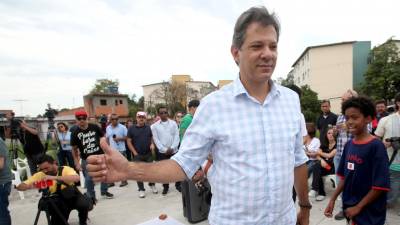 Candidato à presidência do Brasil Fernando Haddad admite erros passados na gestão de empresas públicas