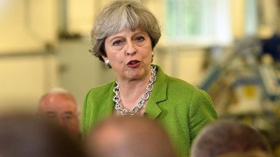 Canção anti-Theresa May é sucesso no Reino Unido apesar da recusa das rádios