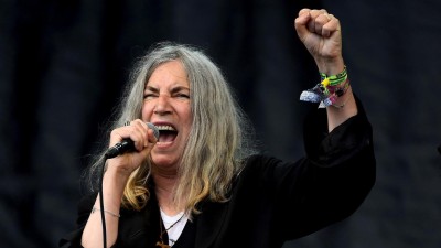 Cantora Patti Smith falha parte da música de Bob Dylan durante entrega dos Nobel