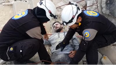 Capacetes Brancos fazem Mannequin Challenge enquanto salvam ferido na Síria