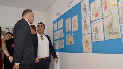Caricaturas de Éder Luís em exposição na Escola Gonçalves Zarco