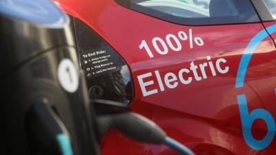 Carros elétricos poluem mais na produção mas compensam depois