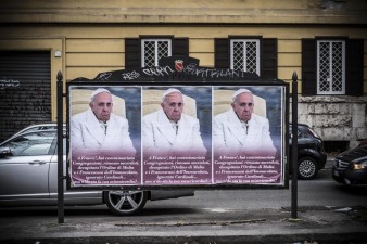 Cartazes contra papa Francisco espalhados pelas ruas de Roma