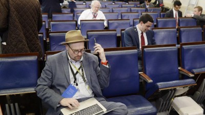 Casa Branca impede vários meios de comunicação de ouvir assessor de imprensa