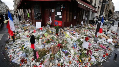 Casamento póstumo de polícia morto nos Campos Elísios e companheiro em França