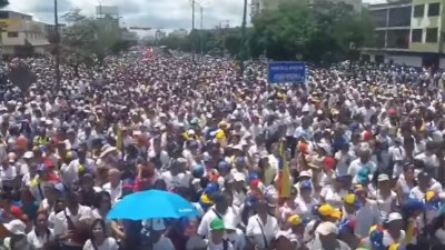 Católicos fazem procissão fora de época para pedir paz e democracia