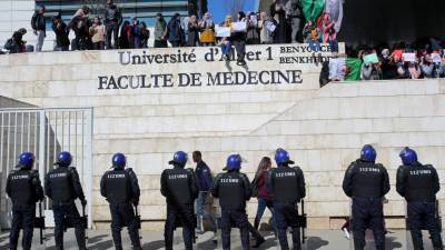 Centenas de estudantes manifestam-se na Argélia contra quinto mandato de Bouteflika