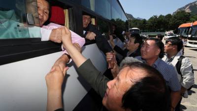 Centenas de familiares das duas Coreias reuniram-se hoje em encontro emotivo