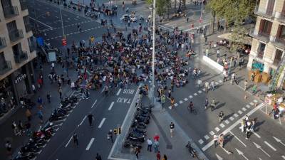 Centenas de independentistas catalães cortam avenidas e linhas férreas em Barcelona