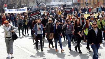 Centenas de jornalistas croatas em manifestação contra a censura em Zagreb