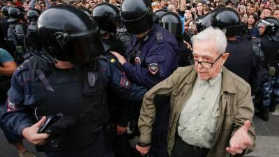 Centenas de manifestantes detidos na Rússia em dia de eleições locais