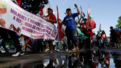 Centenas de manifestantes ocupam ministério em protesto contra o Governo no Brasil
