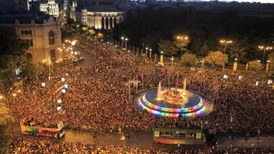 Centenas de milhares de pessoas celebram orgulho gay em Madrid