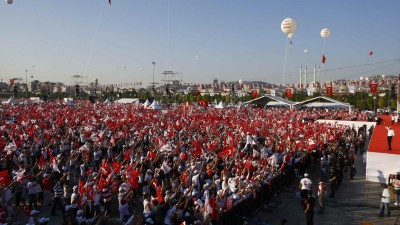Centenas de milhares de pessoas no final da marcha pela justiça na Turquia