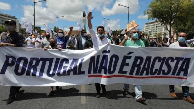 Centenas de pessoas desfilam em Lisboa na manifestação do Chega