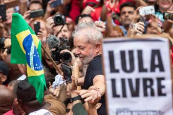 Centenas de pessoas em festa de apoio a Lula da Silva no Recife