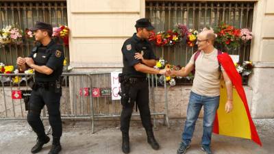 Centenas de pessoas manifestam apoio à polícia de choque em Madrid