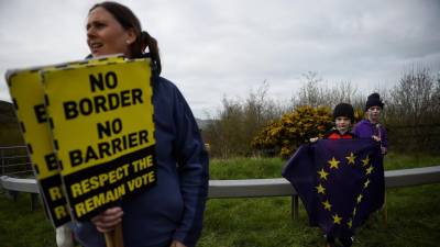 Centenas de pessoas manifestam-se na fronteira entre as duas irlandas contra saída